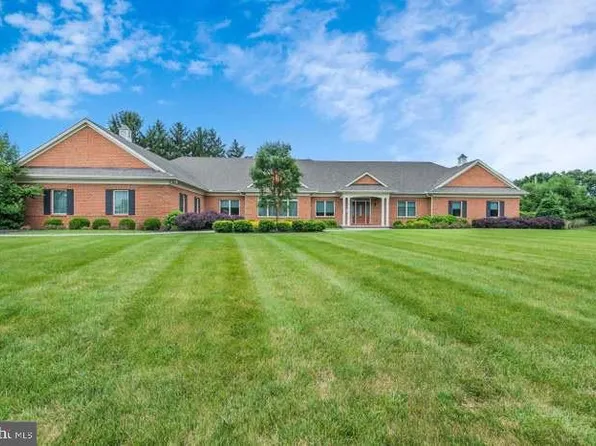 7050 Creek Crossing Dr, Harrisburg, PA 17111