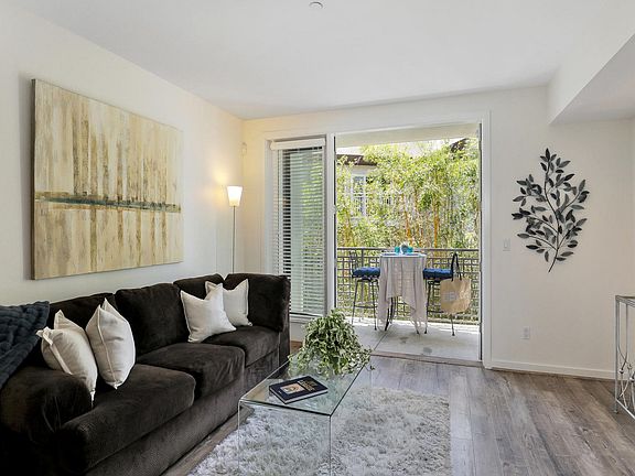 2nd image of 5410 La Jolla Blvd Unit 202