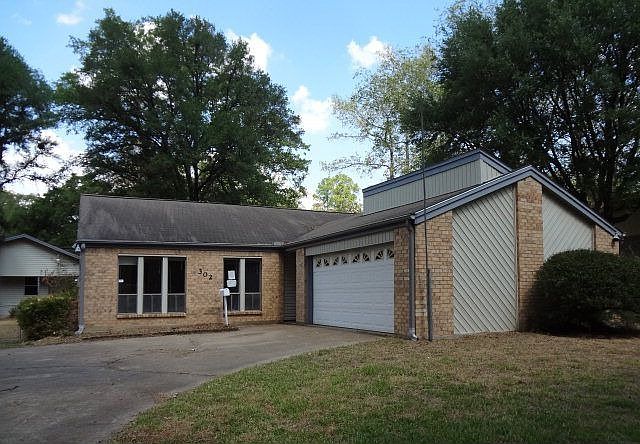1st image of 302 Lee Ln