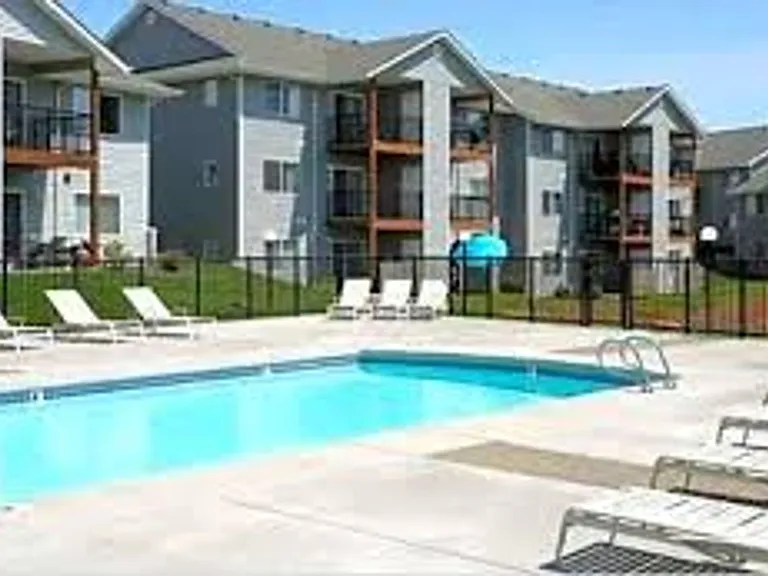 Gateway Village Apartments — Photo 37