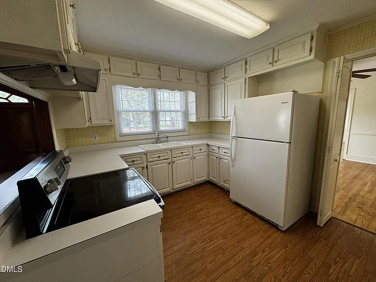 306 E 1st St — Photo 2