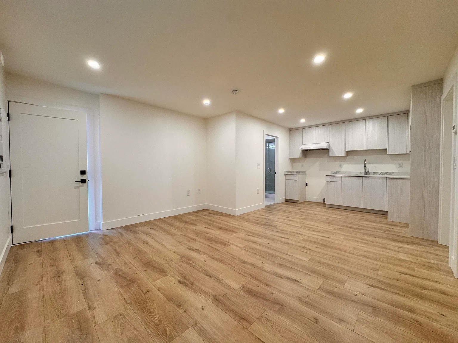 2 bed, 700 sqft, $2,200 — Photo 4