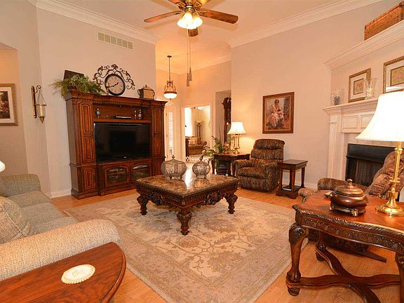 3rd image of 6644 Oakshire Ct