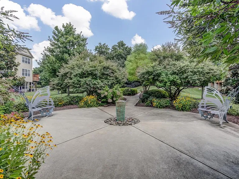 2027 Cobblestone Cir NE — Photo 36