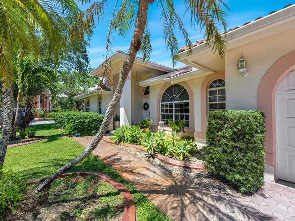 701 SW 93rd Ter, Pembroke Pines, FL 33025
