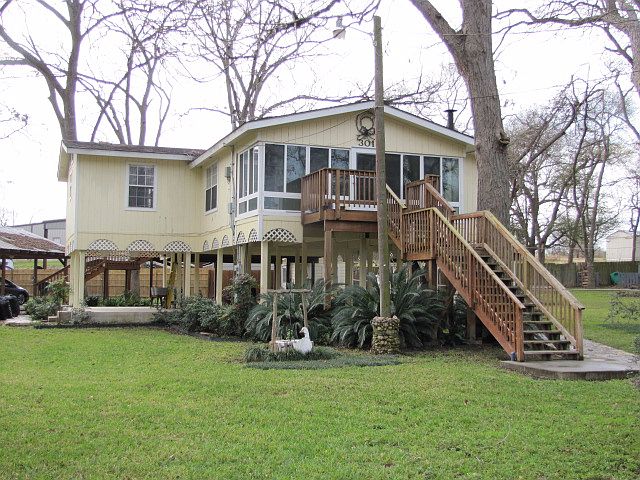 1st image of 301 Meadow Lake Dr