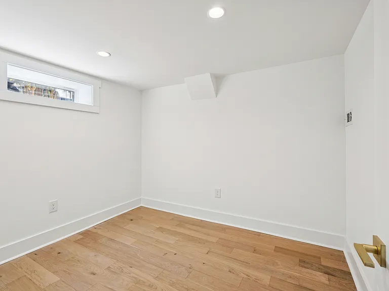 1917 Thompson Ave — Photo 14