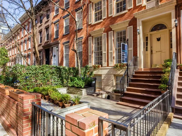 447 West 24th Street image 2 of 18