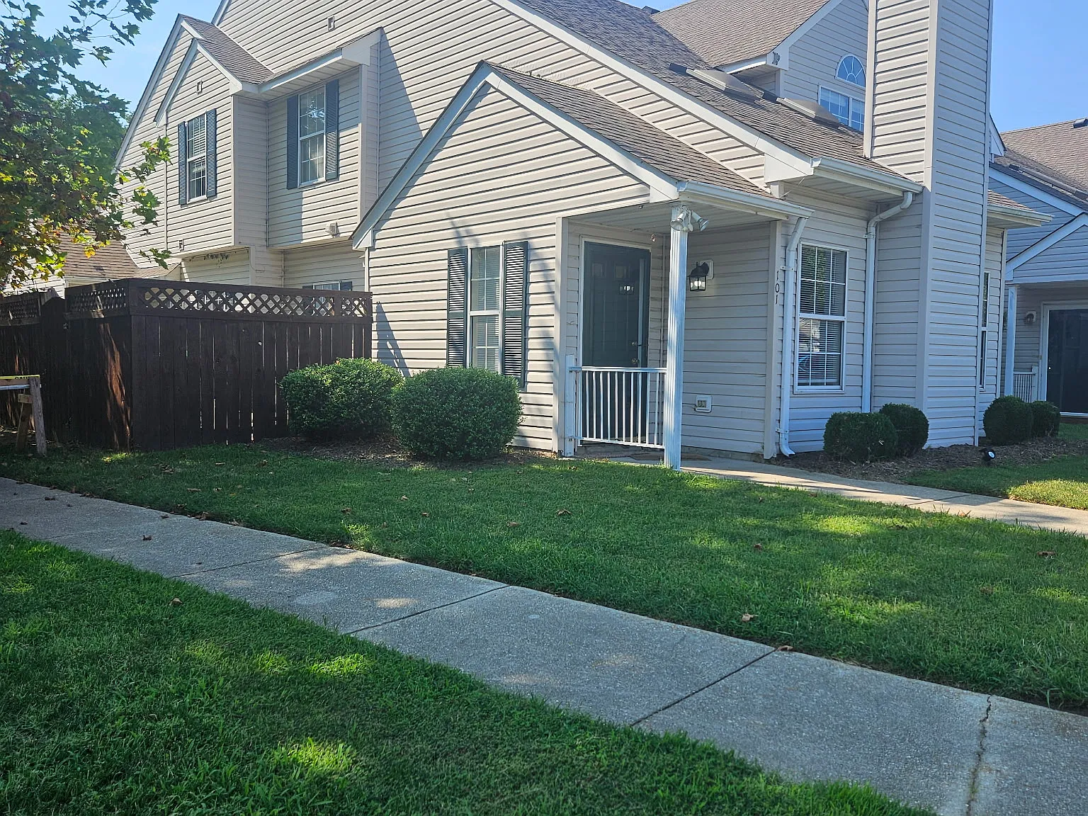 3 bed, 1349 sqft, $2,150 — Photo 2