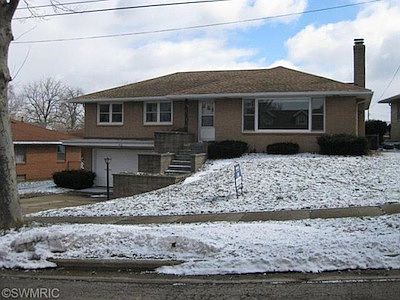 1st image of 810 Tamarack Ave NW