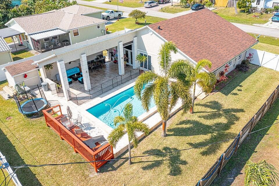 1st image of 725 SW Hibiscus Street