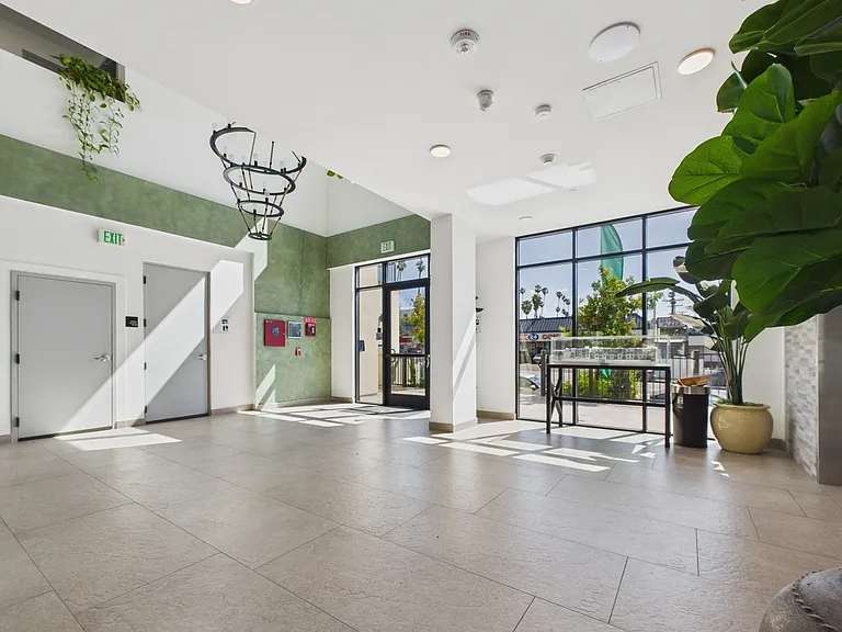 The Harper on Beverly — Photo 17