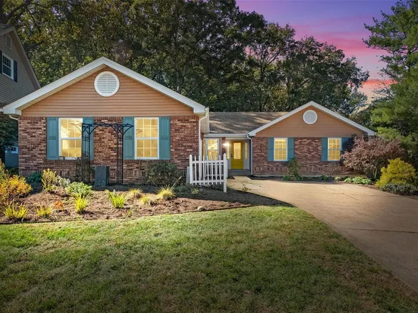 726 Strafford Ridge Dr, Ballwin, MO 63021