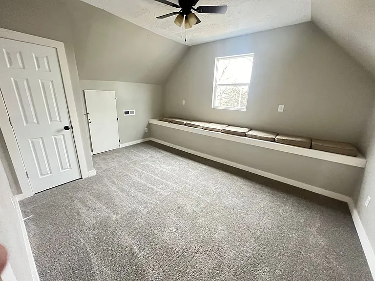 428 W Locust St — Photo 14