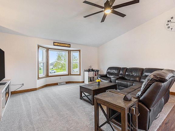 3rd image of 11835 Cloverview Dr