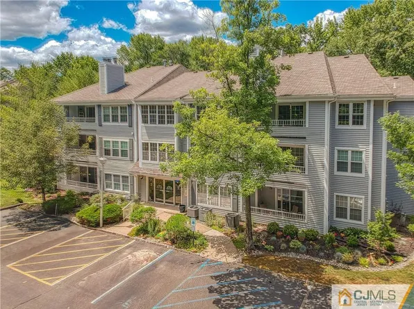 211 Raintree Ct, Helmetta, NJ 08828