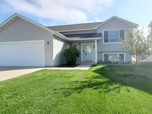 3012 12th St NW, Minot, ND 58703