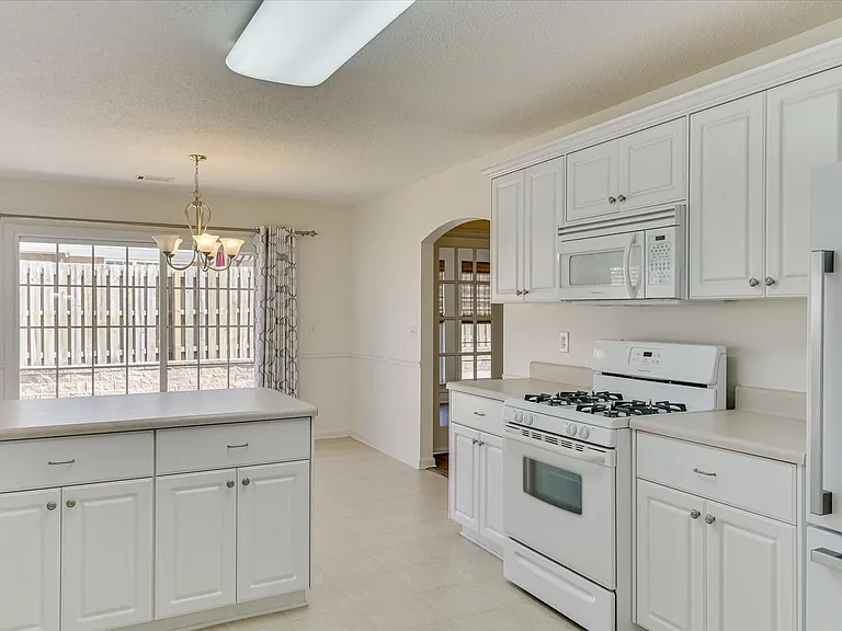 443 Surrey Park Dr SE — Photo 17