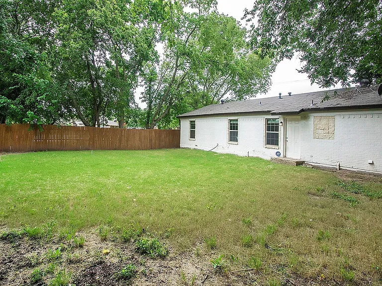 707 Sam Houston St — Photo 16