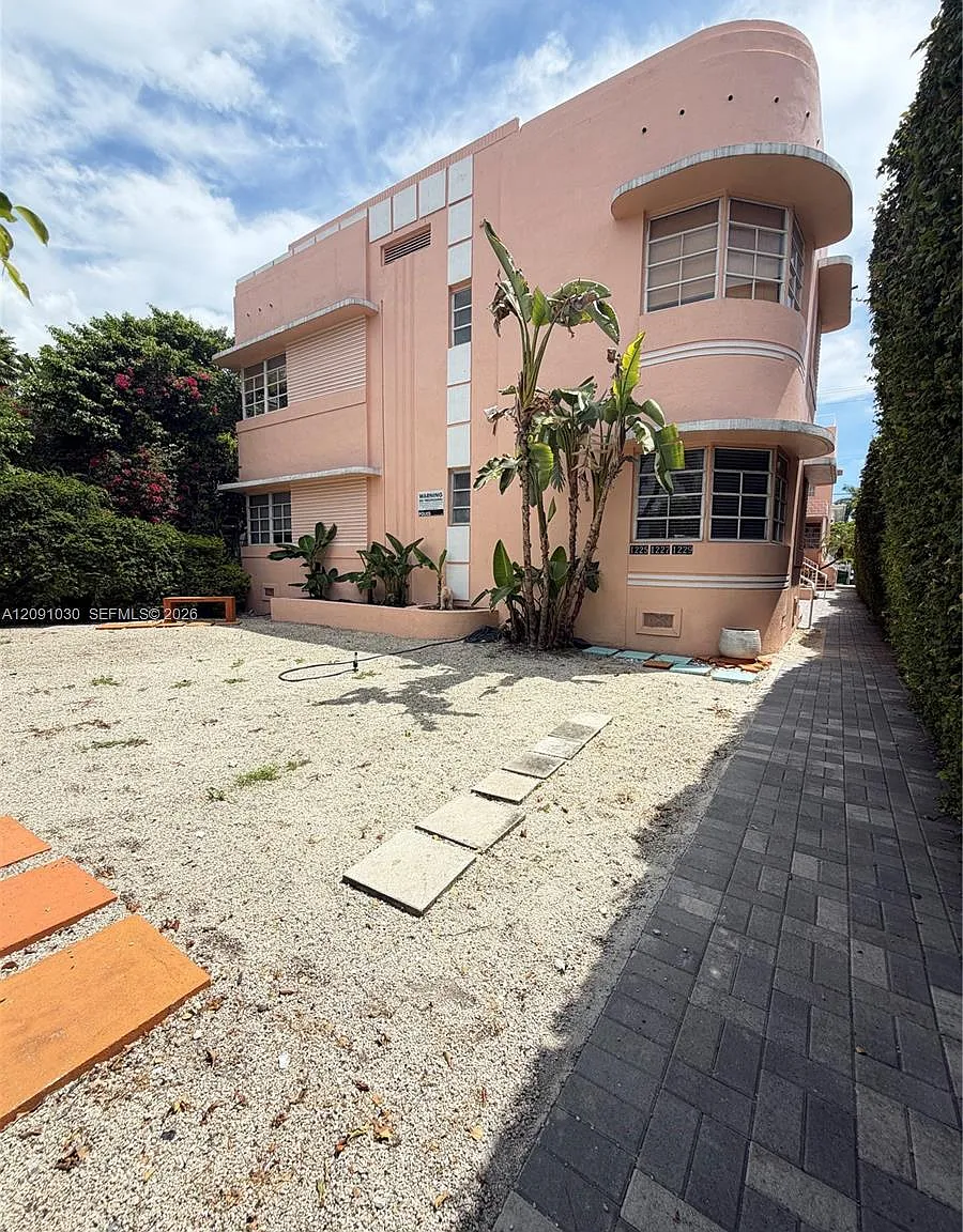 The Armstrong Condo — Photo 1