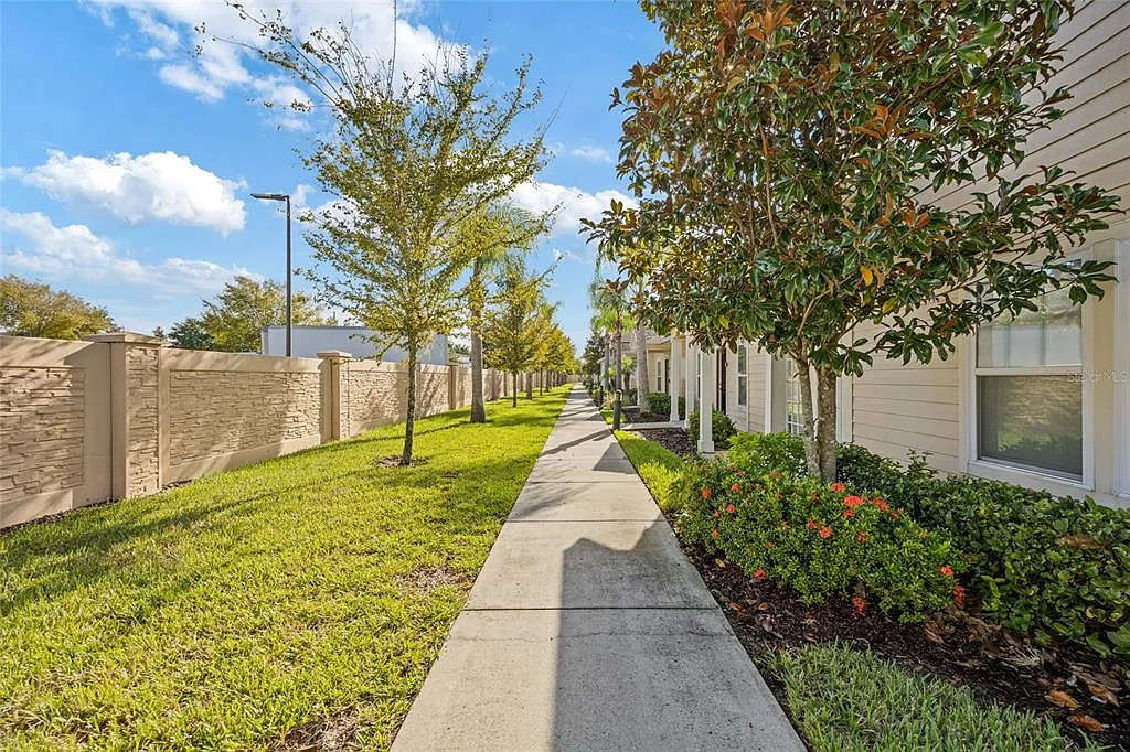 3 bed, 2.0 bath, 1300 sqft, $2,300 — Photo 2