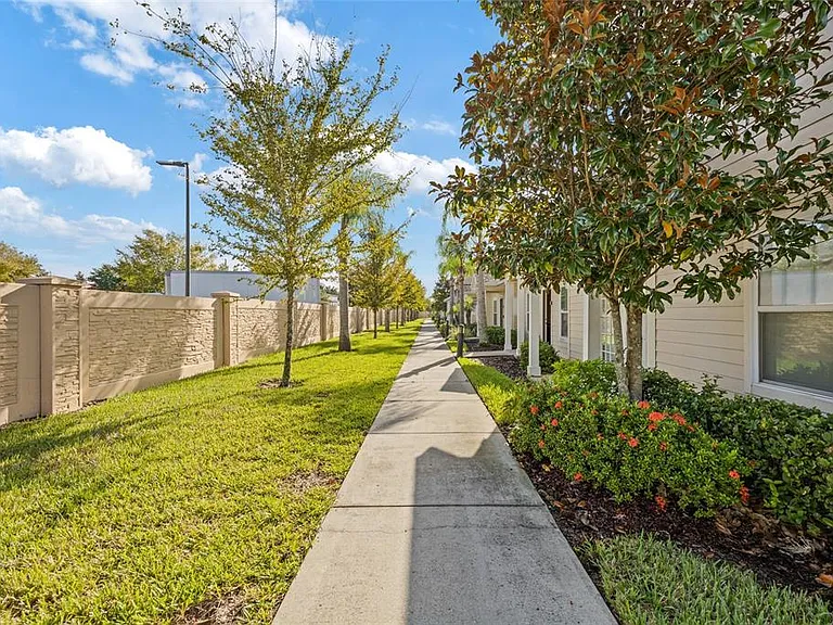 8945 Shine Dr — Photo 2