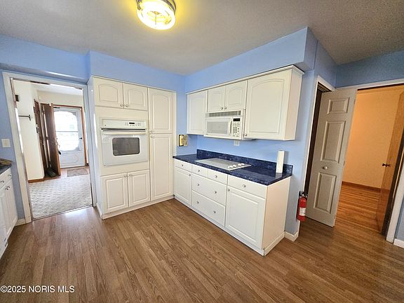 4th image of 5201 Elaine Dr