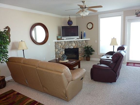 4th image of 1723 NW Harbor Ave #14