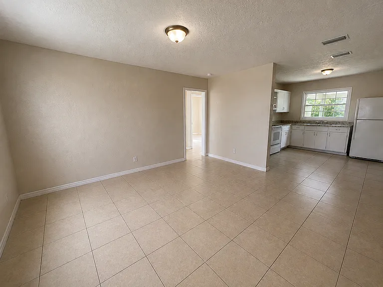37312 Lock St — Photo 4