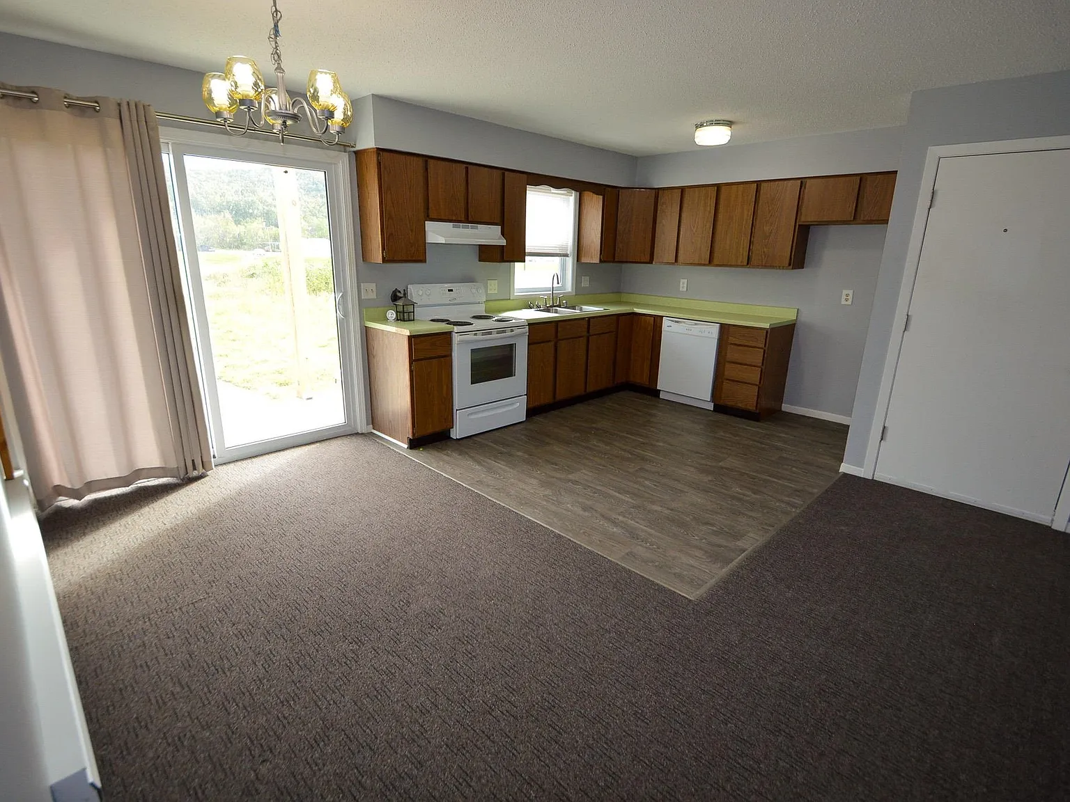 2 bed, 1.0 bath, 700 sqft, $800 — Photo 2