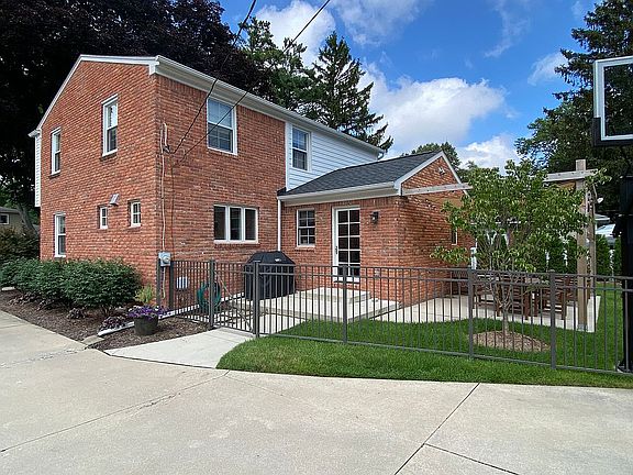 3rd image of 16085 Kinross Ave