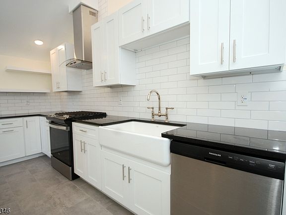 3rd image of 496 Franklin St