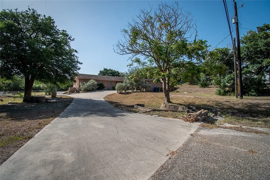 3 bed, 2.0 bath, 1841 sqft, $2,100 — Photo 3