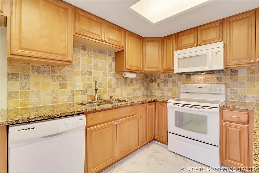 2 bed, 2.5 bath, 1400 sqft, $2,000 — Photo 3