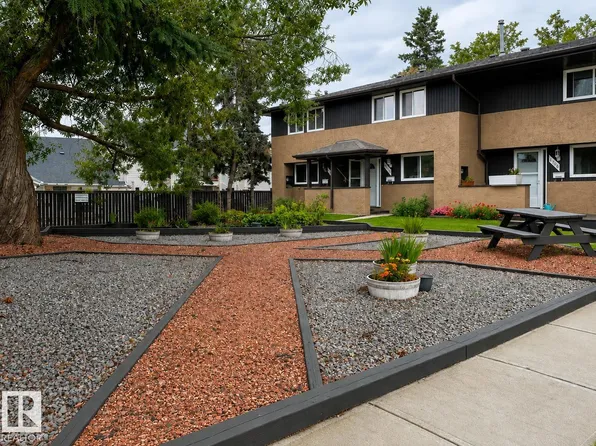 1704 37th St NW, Edmonton, AB T6L 2R7