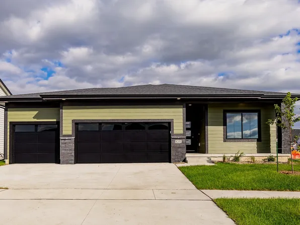 8205 Mahon Ct, Johnston, IA 50131