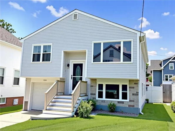 57 Friendship St, Newport, RI 02840