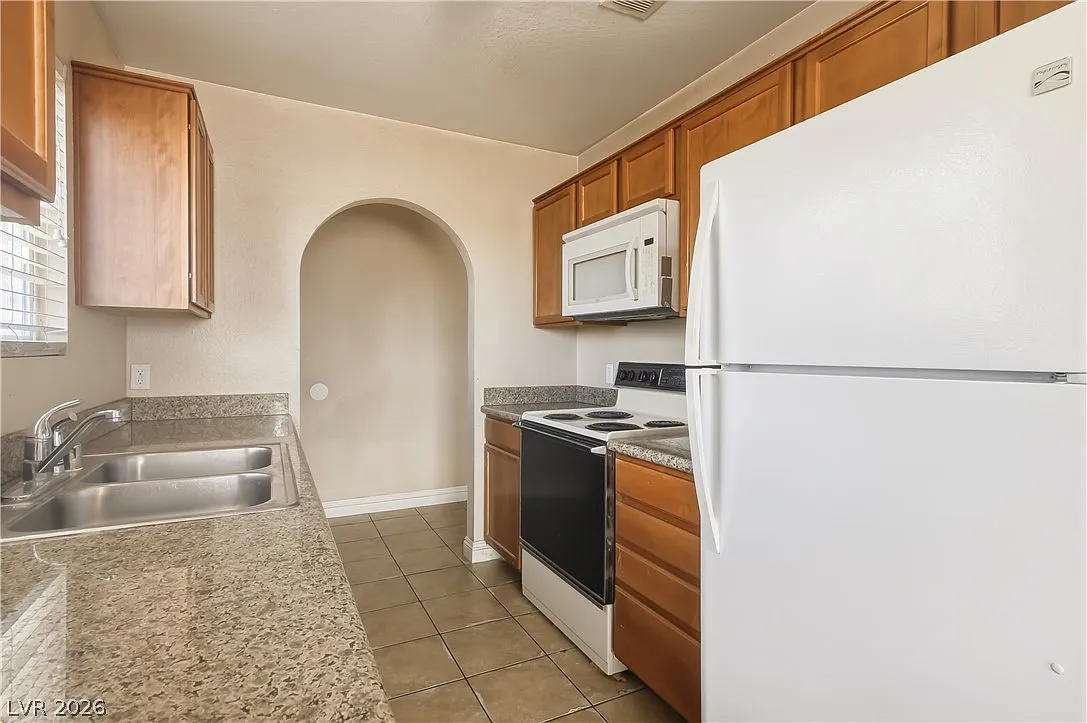 2 bed, 2.0 bath, 945 sqft, $1,295 — Photo 3