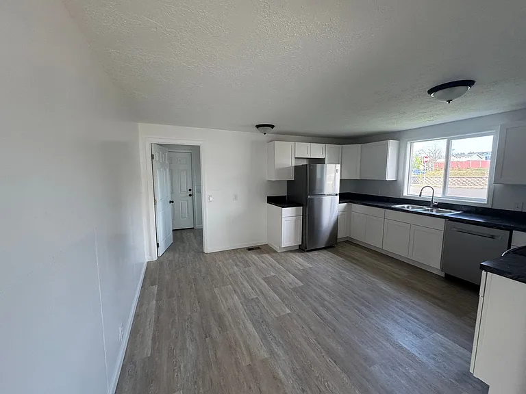 127 NE Benton St — Photo 9