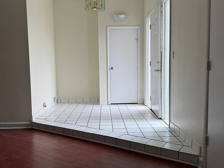 main entry, front door, foyer. great natural light!