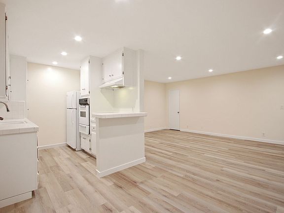 2nd image of 3663 Mentone Ave APT 3
