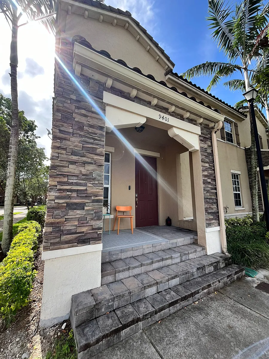 Building Photo - 9401 SW 172nd Ave