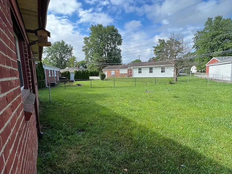 4832 Sidney St — Photo 17