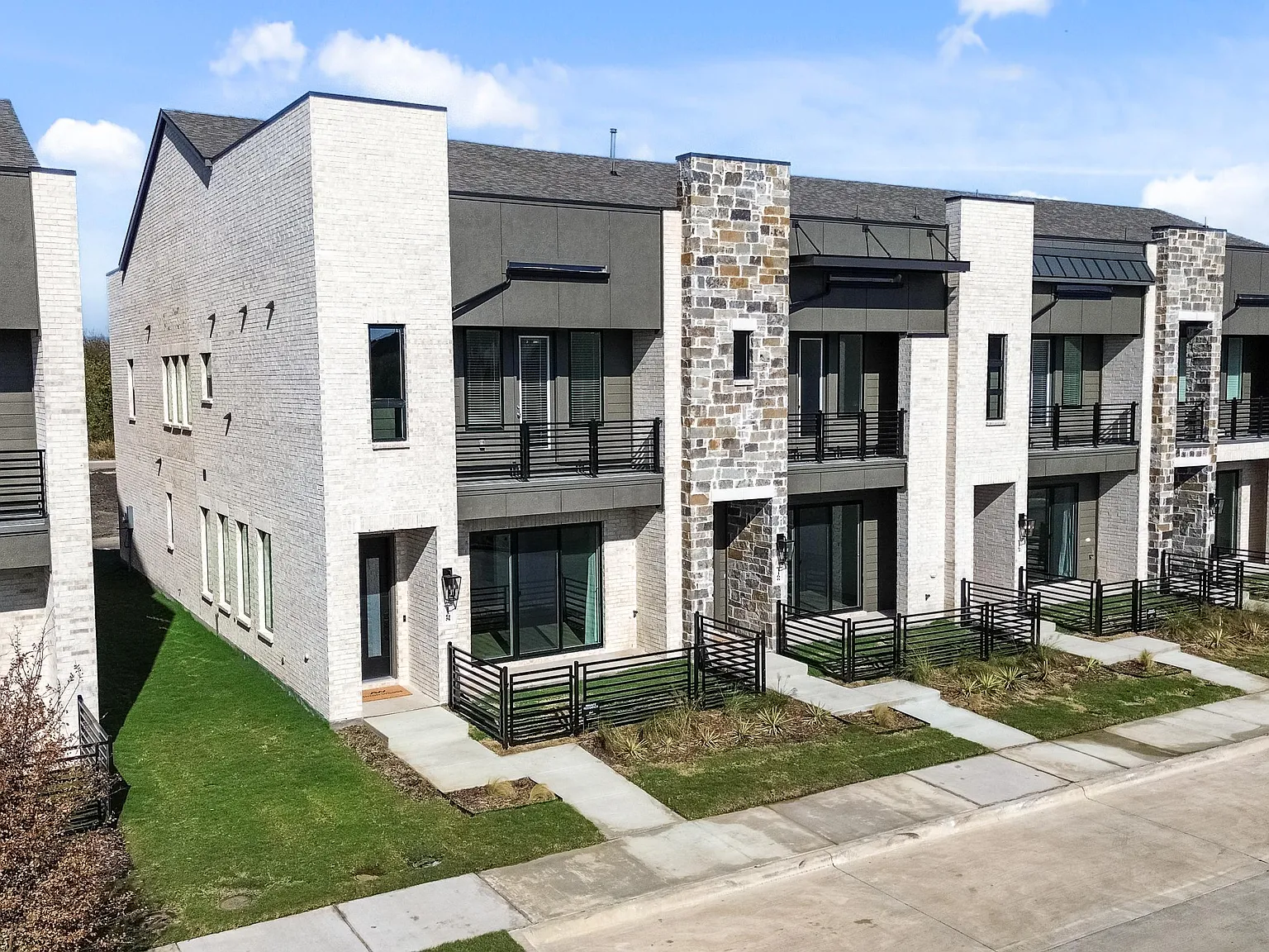 3 bed, 2.5 bath, 2057 sqft, $3,200 — Photo 2