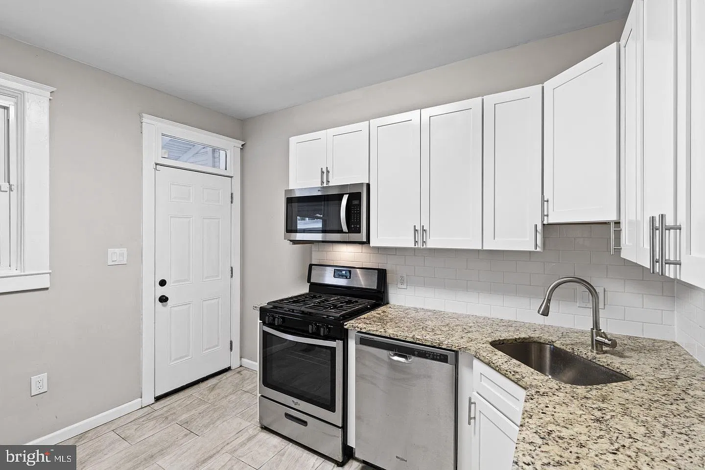 3 bed, 1.0 bath, 1120 sqft, $1,900 — Photo 2