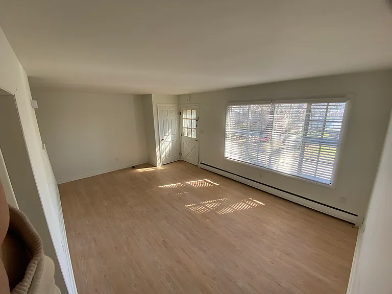 335 E Walnut St — Photo 7