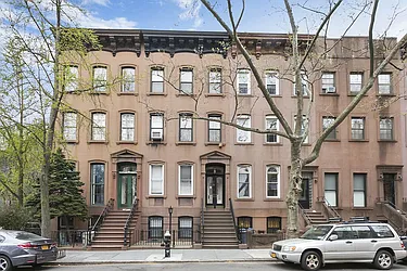 429 Clinton Street in Carroll Gardens