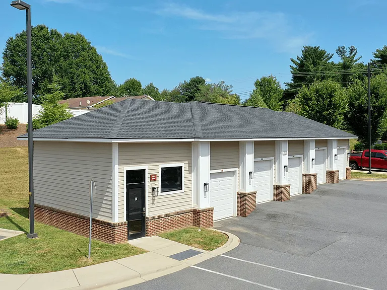 Holly Crest Apartments — Photo 48