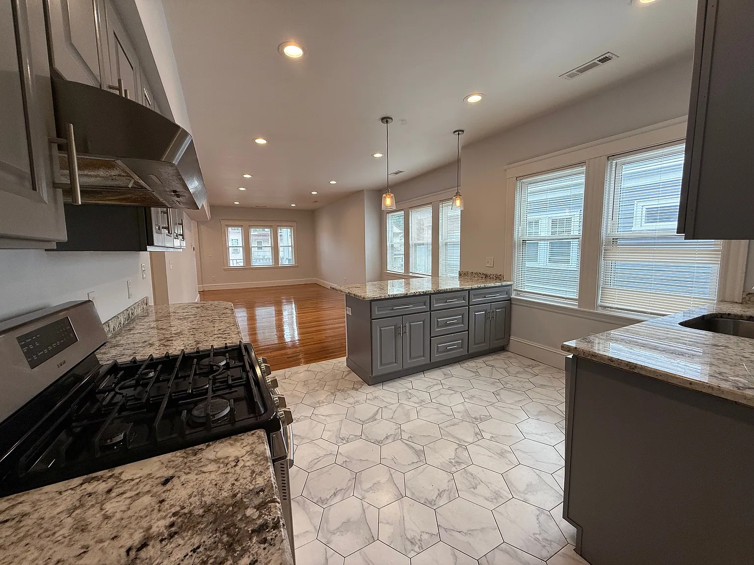 2 bed, 1100 sqft, $3,150 — Photo 3
