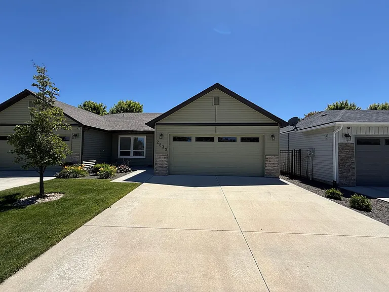2839 E Apricot Dr — Photo 2